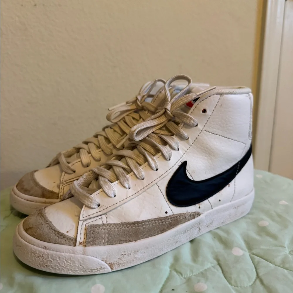 Nike Blazer Mid '77 Vintage sneakers in the white and black Big Kids size 4